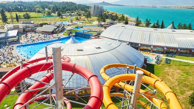 Aquapark je venkovní i vnitřní s celoročním provozem