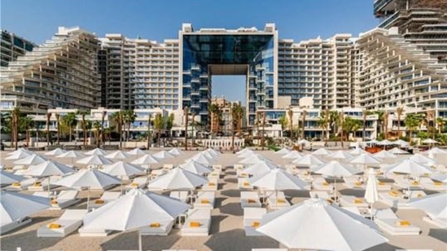 Hotelová pláž, s vlastní vířivkou u léhátka, je i v Dubaji unikát!